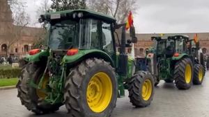 Agricultores y ganaderos llegan a Madrid en una gran tractorada en protesta por los recortes y Mercosur