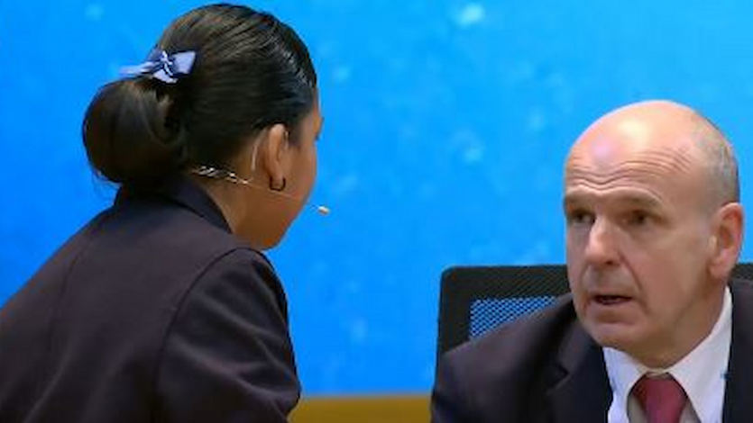 Niña hablando con el operario tras cantar un segundo gordo que no era