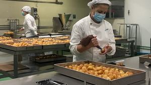 El Corte Inglés elabora más de 25.000 kilos de buñuelos de viento para la festividad de Todos los Santos