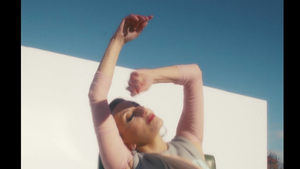 Luz Casal, en el videoclip de su nuevo tema, 'Hola, Qué Tal'
