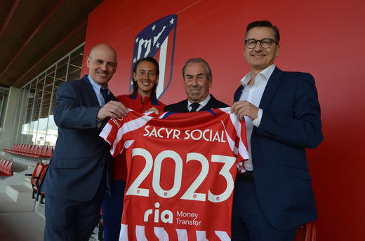 De izquierda a derecha: Pablo Pérez, director de Desarrollo de Negocio de Valoriza; Virginia Torrecilla, jugadora del primer equipo y embajadora de la Fundación; Adelardo Rodríguez, presidente de la Fundación Atlético de Madrid; y Enrique Díaz Renovales, director de Sacyr Social