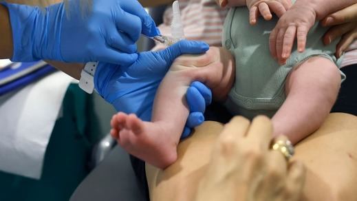 Vacunando a un bebé