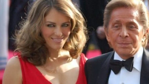 Valentino junto a la actriz Elizabeth Hurley