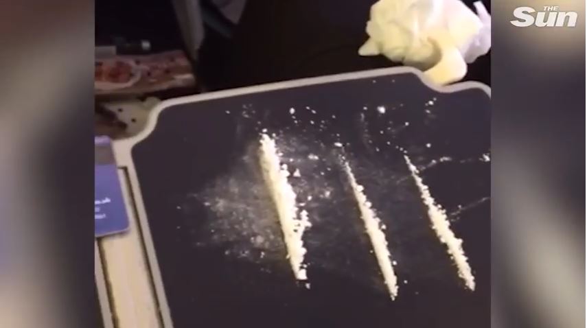 El vídeo de 3 jóvenes preparando rayas de cocaína en un vuelo de Ryanair: ¿real o 'fake'?