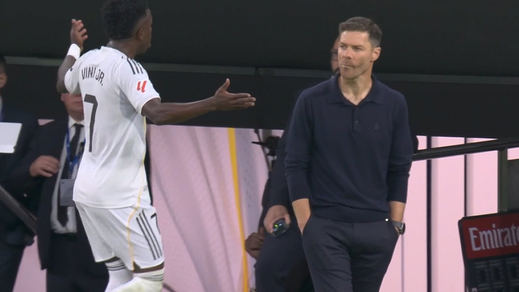 Momento de la llegada de Vinicius al banquillo de Xabi Alonso
