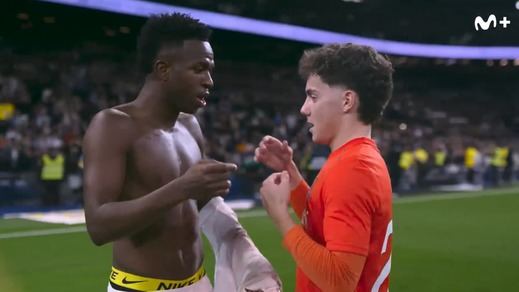 Vinicius y Dani Díaz, durante el intercambio de camisetas