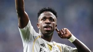 Oleada de críticas a Vinicius por su actitud en el partido frente al Oviedo: Mbappé le tuvo que callar