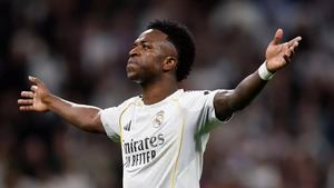 Vinicius revoluciona el derbi madrileño y el árbitro la lía con un penalti y una roja muy discutibles