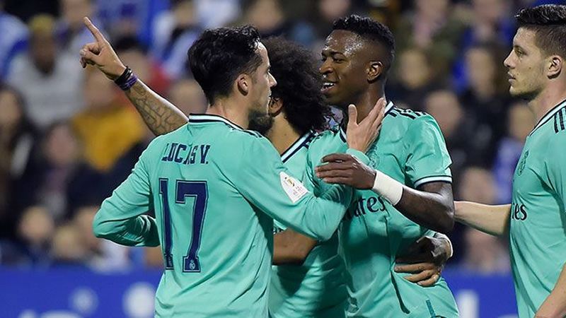 Vinicius al fin despierta en un gran partido copero del Madrid en Zaragoza (0-4)