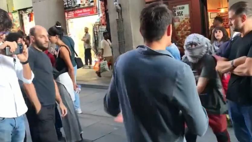 Intento de agresión de un manifestante propalestino a Vito Quiles