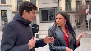 Encontronazo entre Vito Quiles y Bertrand Ndongo con Sarah Santaolalla en plena calle