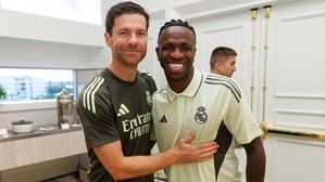 Xabi Alonso, con Vinicius el pasado verano
