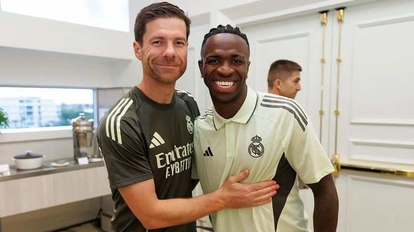 Xabi Alonso, con Vinicius el pasado verano