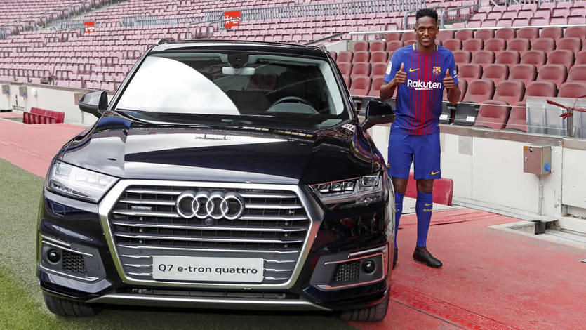 El ex jugador del Barça Yerri Mina, con uno de los Audi de publicidad