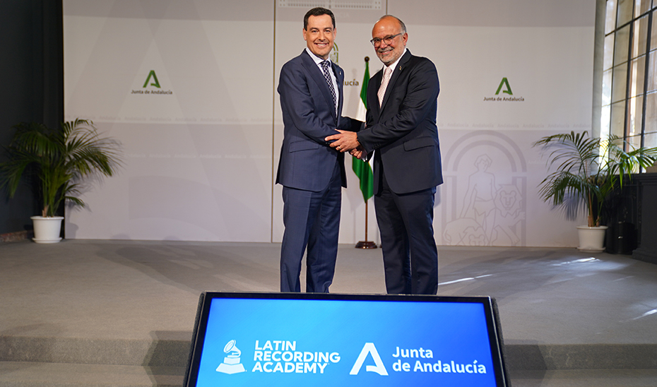 El presidente de Andalucía, Juanma Moreno, junto al CEO de La Academia Latina de la Grabación, Manuel Abud