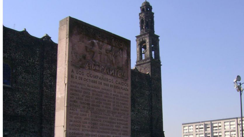 Monumento en memoria de los muertos en Tlatelolco
