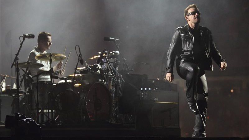 Bono durante concierto de U2