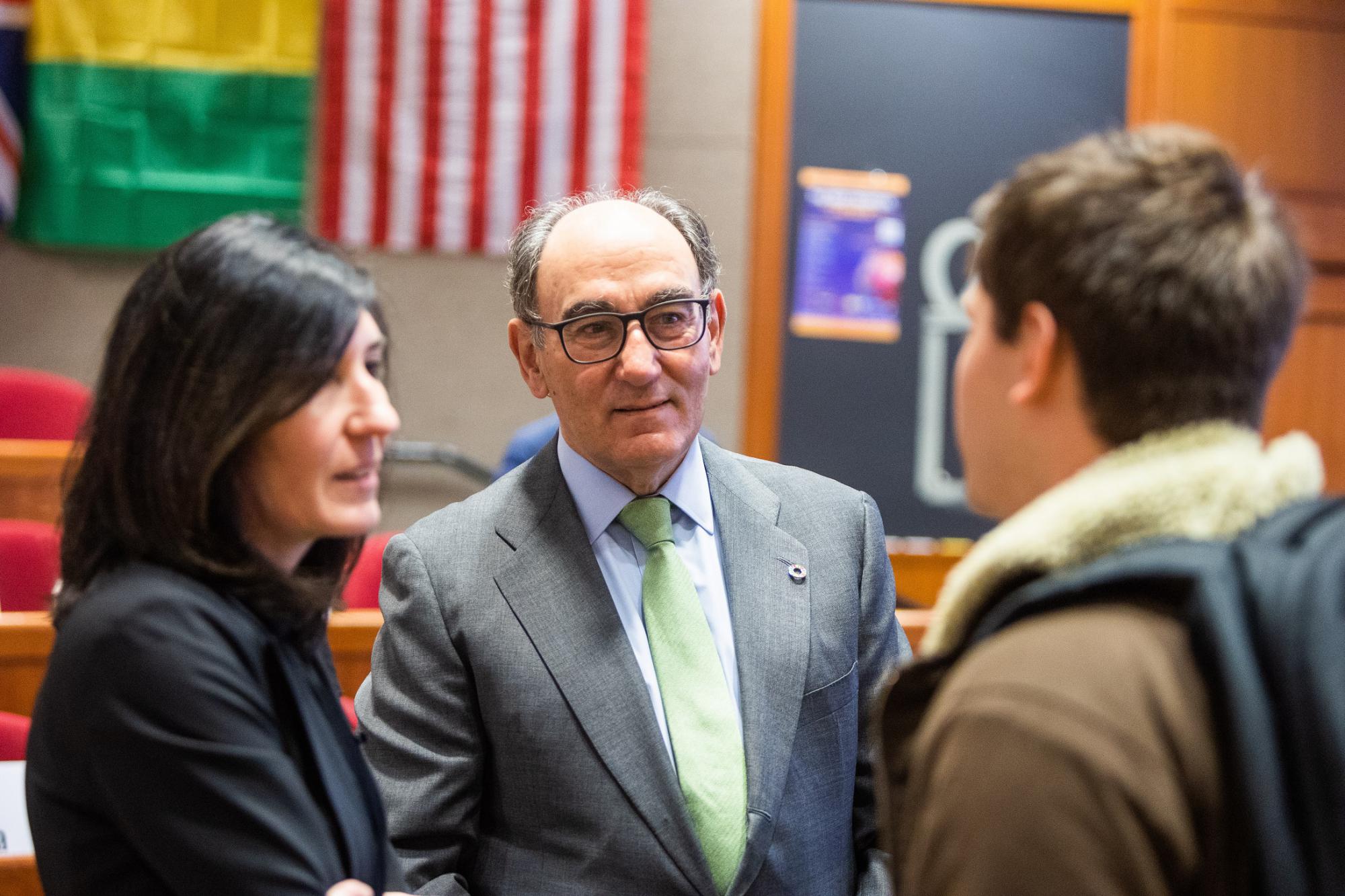 Ignacio Galán, presidente de Iberdrola, con alumnos de postgrado en la Universidad de Harvard