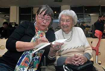 Christiane Barckhausen-Canale y su madre Elfriede Brüning, en 2010