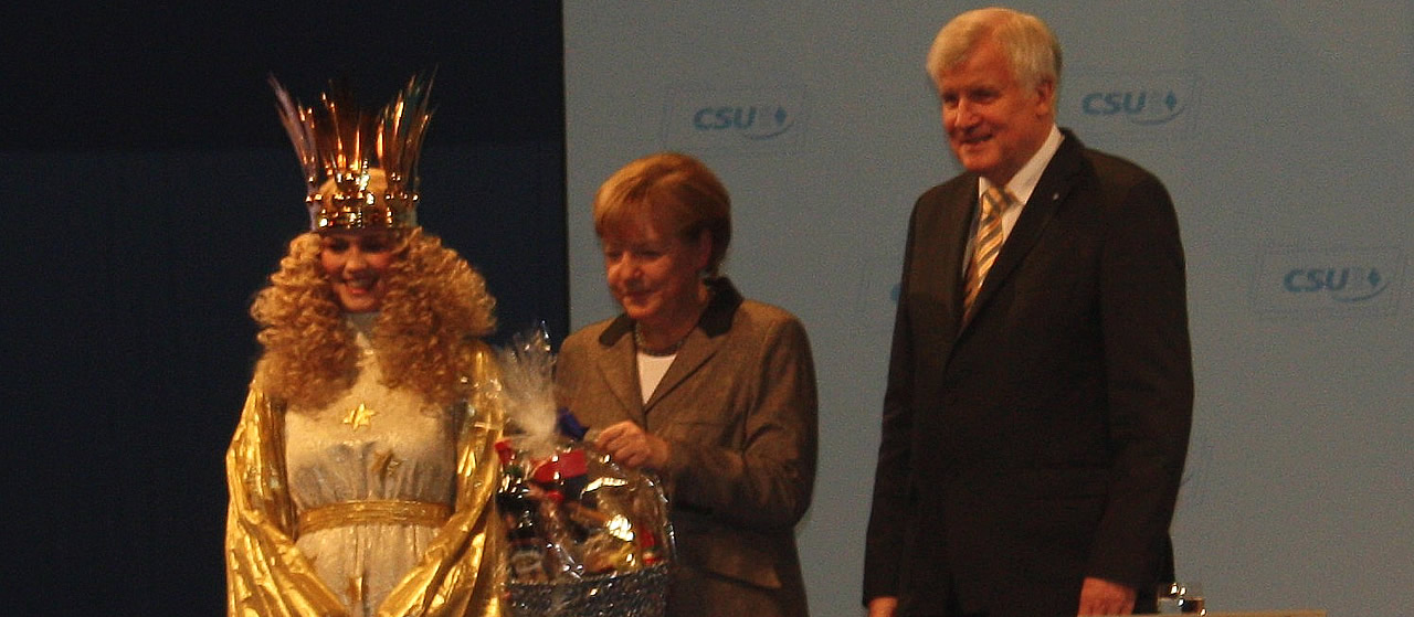 Christkind, a la izquierda, junto a Angela Merkel en un evento pasado de la CDU (Autor: J. Patrick Fischer / Licencia Creative Commons Attribution-Share Alike 3.0)