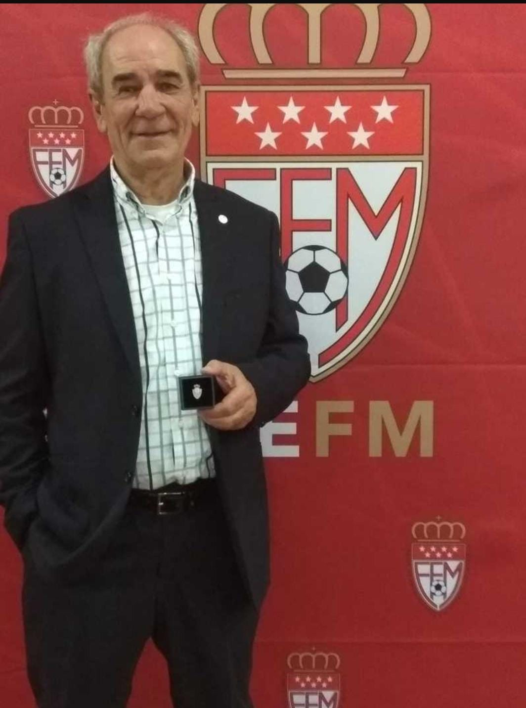 Con la Medalla de plata de la Federación Madrileña de Fútbol