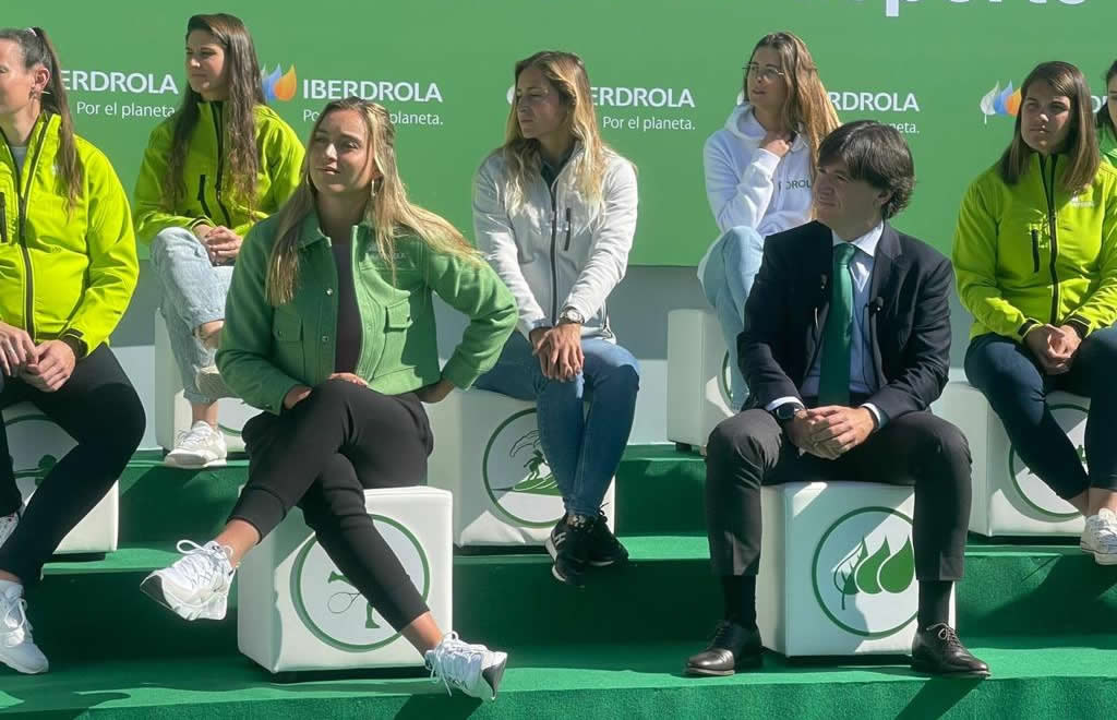 La tenista Paula Badosa, en el centro de la imagen junto a Armando Martínez