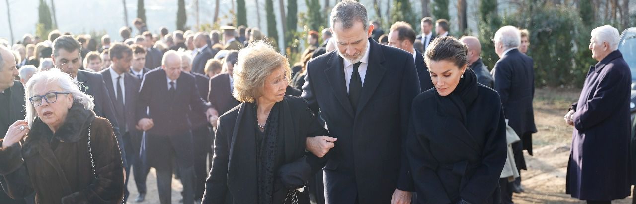 El rey felipe, con la reina Letizia y doña Sofía, con Juan Carlos al fondo (Foto: Casa Real)