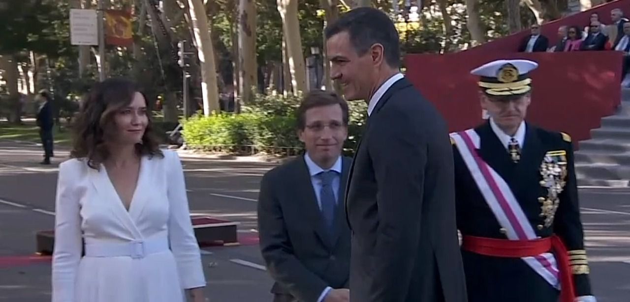 Sánchez y Ayuso, en el desfile y su tenso saludo