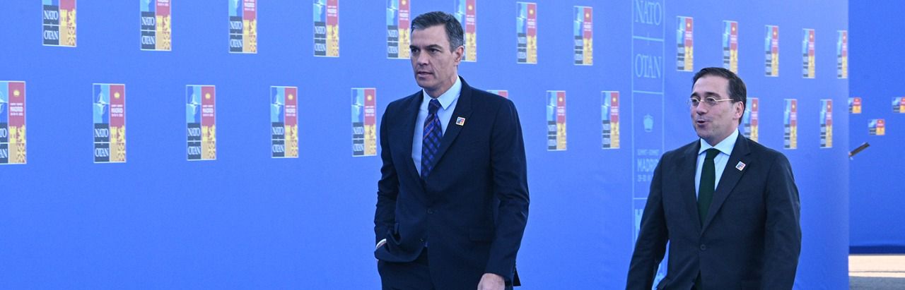 El ministro Albares, con Pedro Sánchez