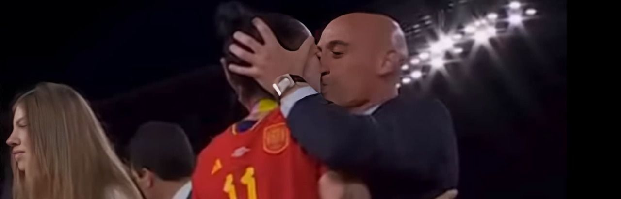 La escena del beso de Hermoso