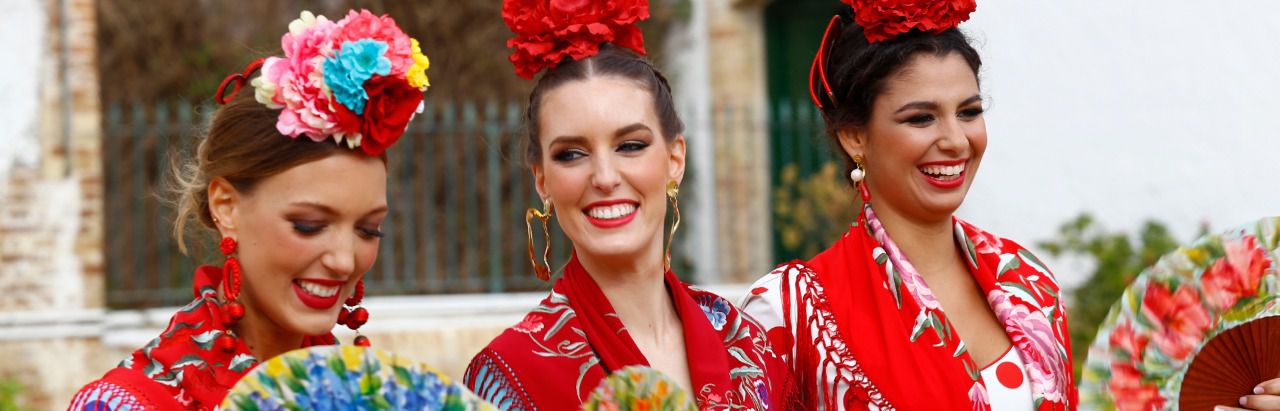 Chicas en la Feria de Abril con el traje típico