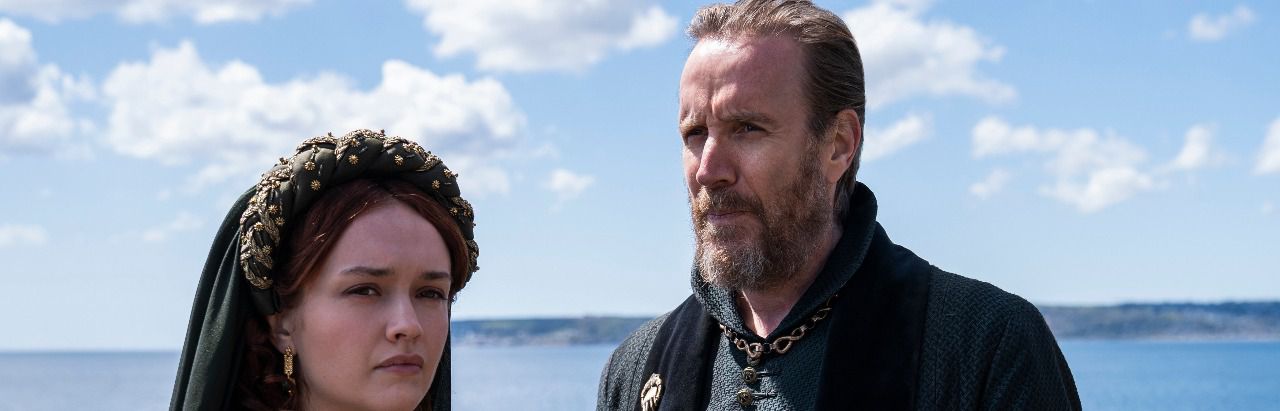 La reina Alicent, con su padre, Otto Hightower