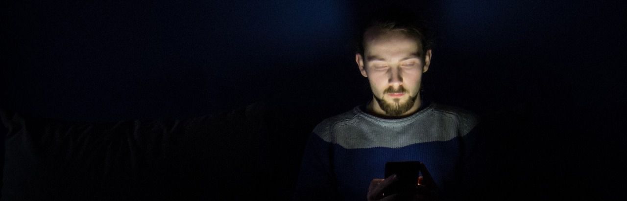 Un hombre mirando vídeos en internet