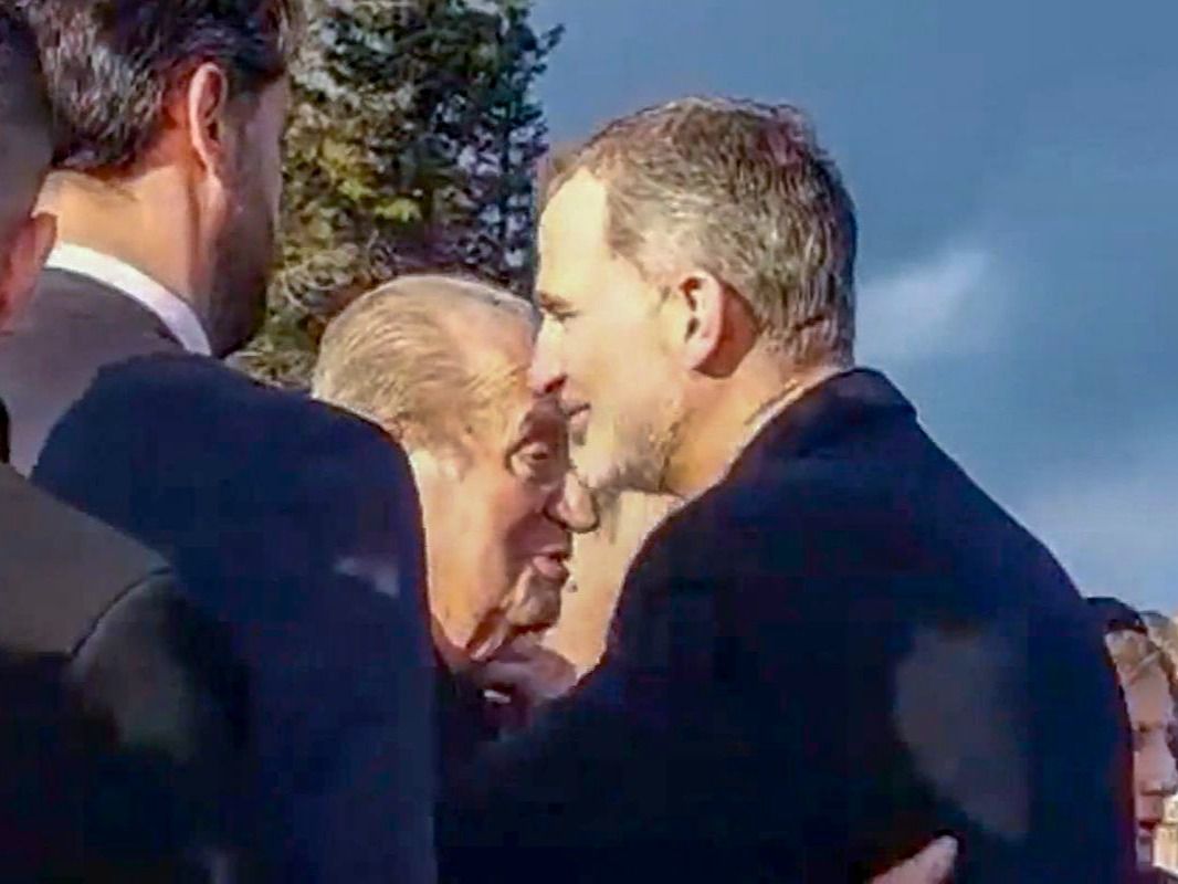 Encuentro del rey actual con su padre en un funeral en Grecia