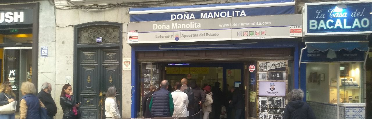Comprando lotería de navidad en Doña Manolita