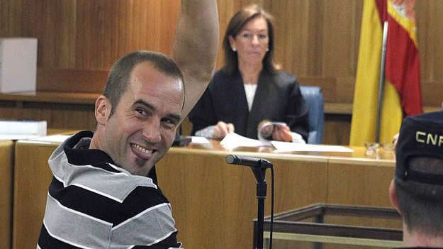 'Txeroki', saludando en un juicio