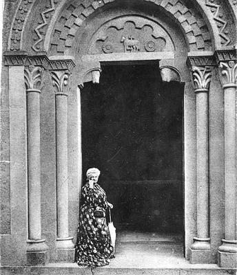 Emilia Pardo Bazán en la entrada principal de las Torres de Meirás