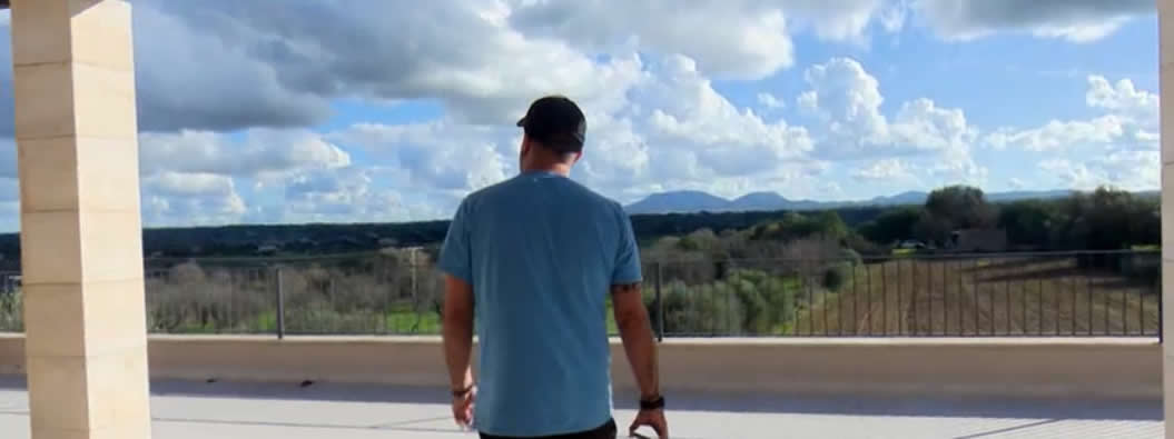 Juan Gayá, mostrando su casa en el programa (Captura de La Sexta)