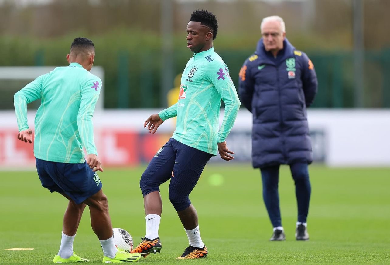 Dorival Júnior, en un entrenamiento, viendo a Vinicius