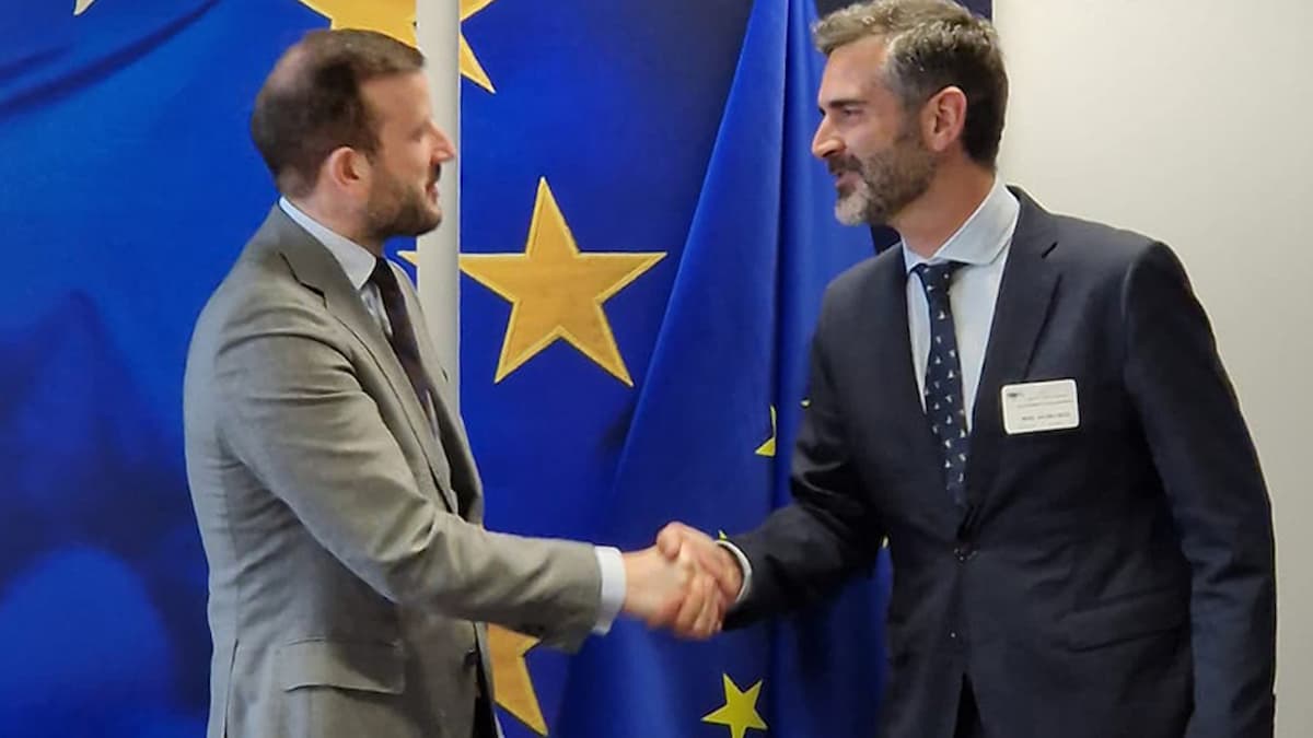 El consejero andaluz saluda al comisario europeo de Medio Ambiente