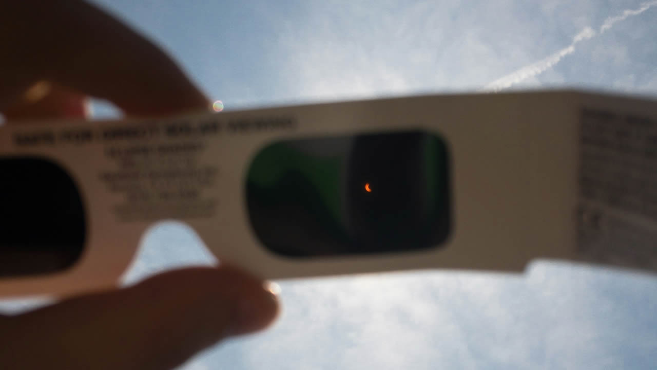 Viendo el eclipse de sol (Foto: Unsplash/jason-howell-)