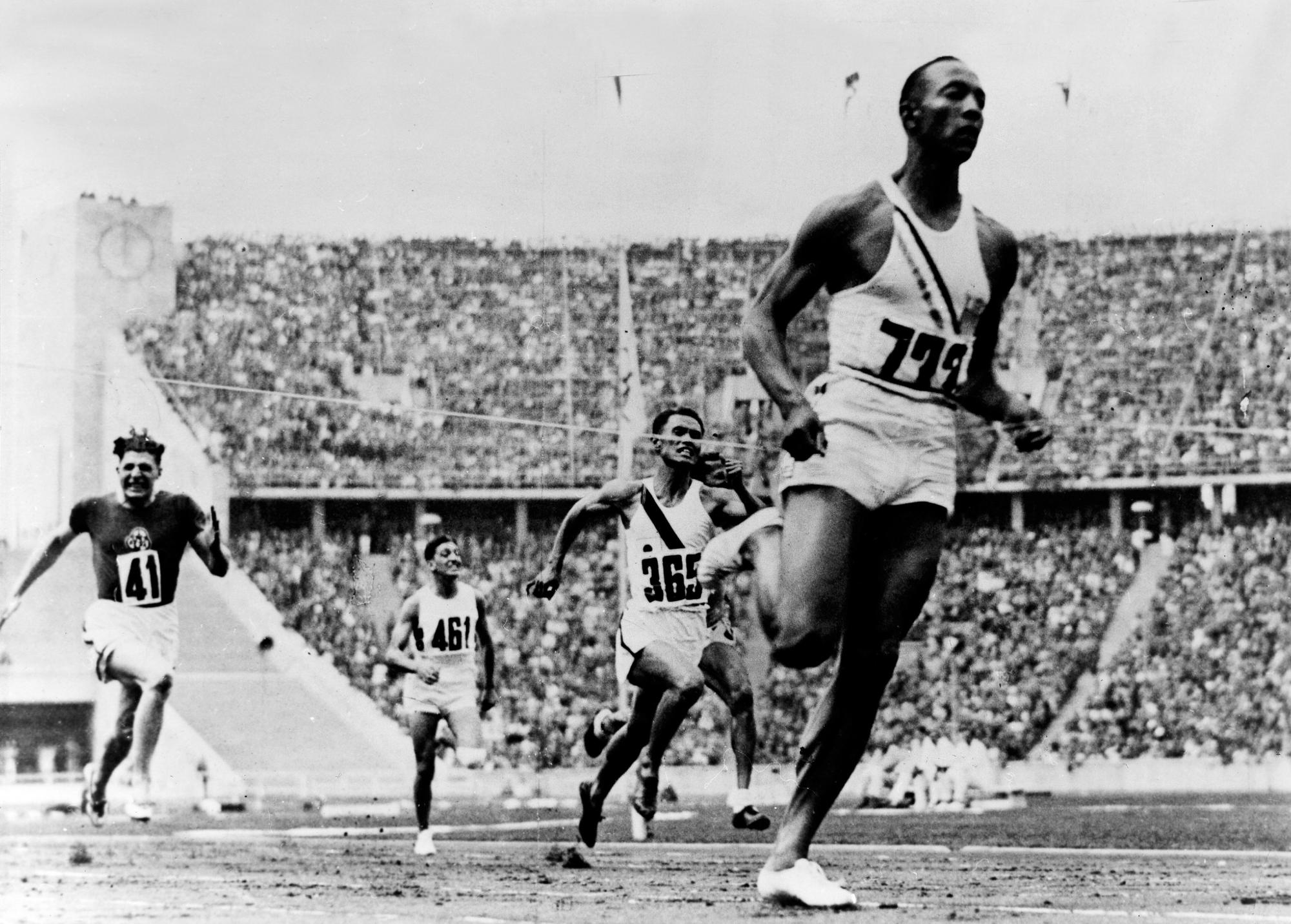 Jesse Owens ganando los 100 metros lisos en Berlín
