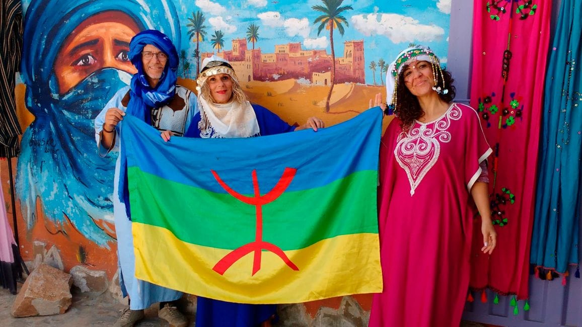 Miembros de la comunidad amazigh mostrando su bandera