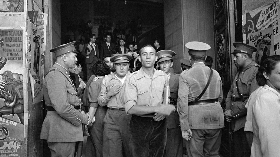 Miguel Hernández a la salida del Ayuntamiento de Valencia después de finalizar la sesión inaugural del II Congreso de escritores para la defensa de la Cultura