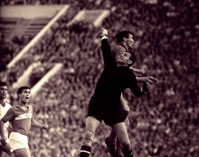 Nemesio, en el ángulo inferior izquierdo, ante Lev Yashinm, antes de marcarle