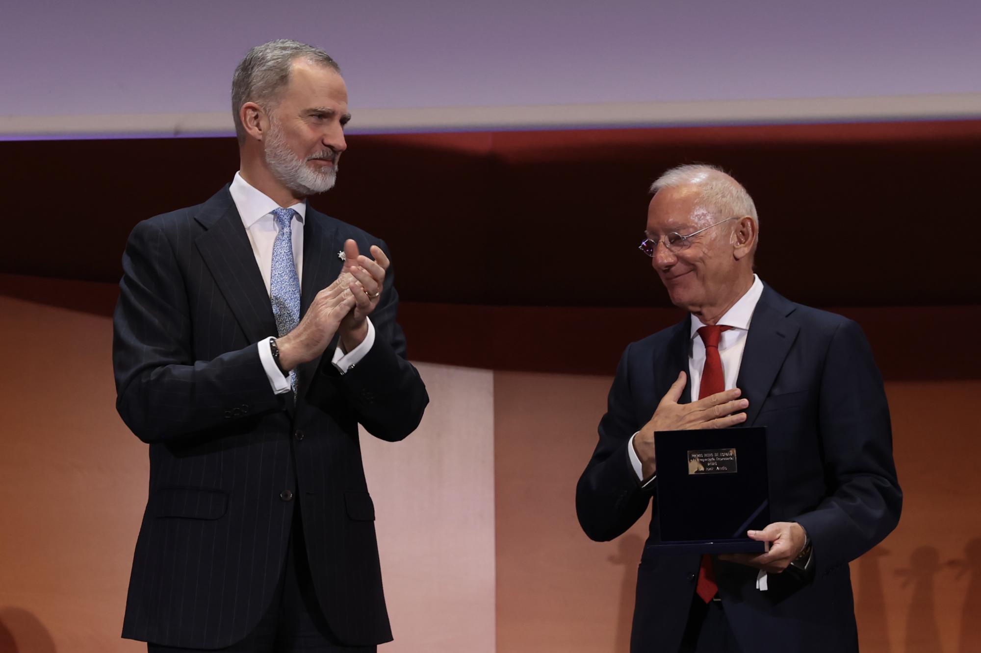 Isak Andic, recibiendo en manos del rey el Premio a la Trayectoria Empresarial (Foto: Casa Real)